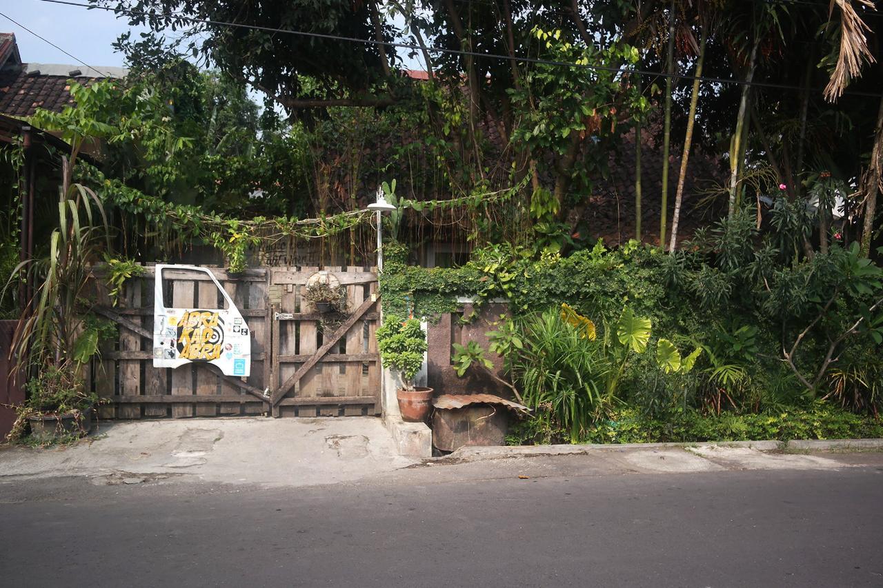 Abrakadabra! Artbnb ยอกยาการ์ตา ภายนอก รูปภาพ
