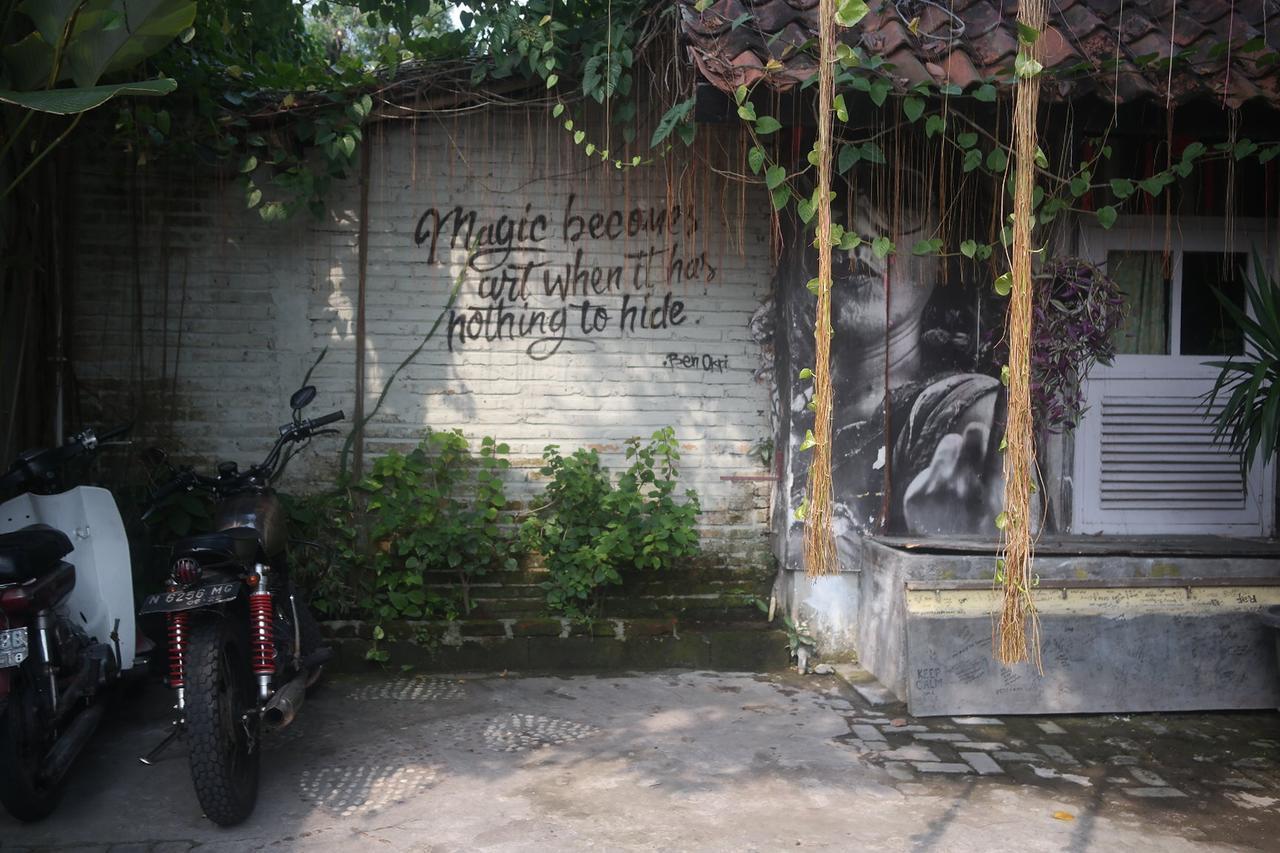 Abrakadabra! Artbnb ยอกยาการ์ตา ภายนอก รูปภาพ