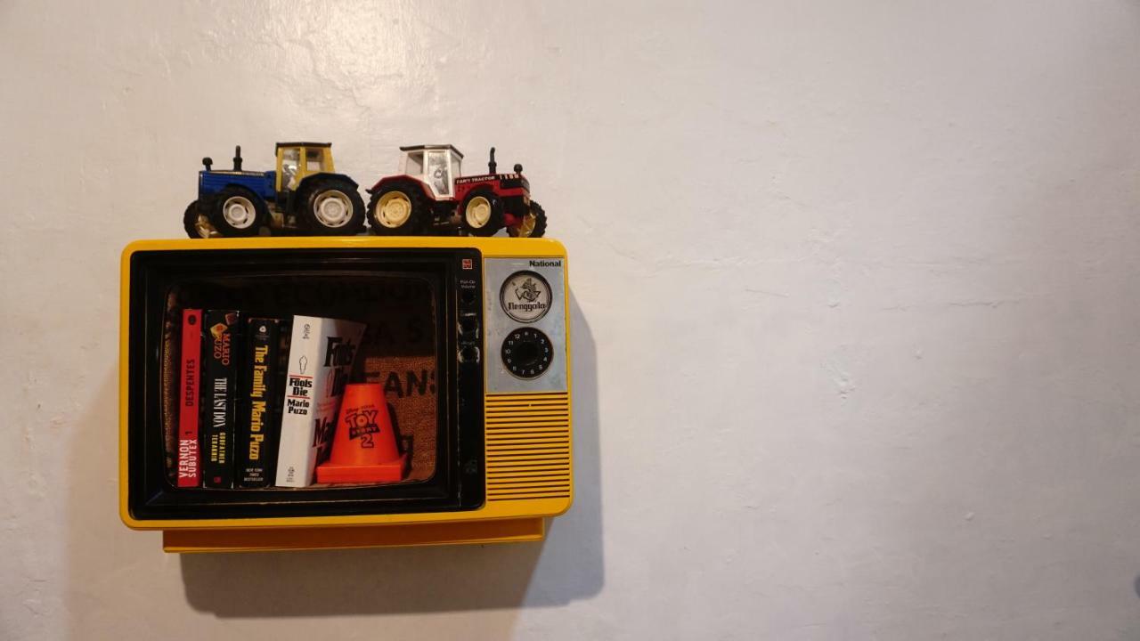 Abrakadabra! Artbnb ยอกยาการ์ตา ภายนอก รูปภาพ